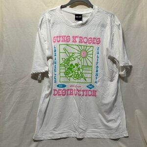 Guns n Roses T-Shirt NWOT Size M Concert Tee Vintage Vibe